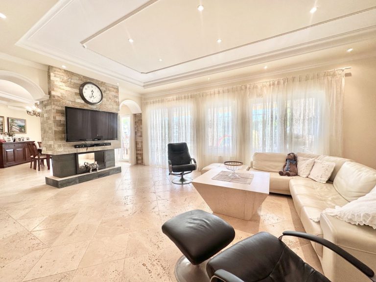 2e8a3d8cac153174778e6d154f591b49 - 3