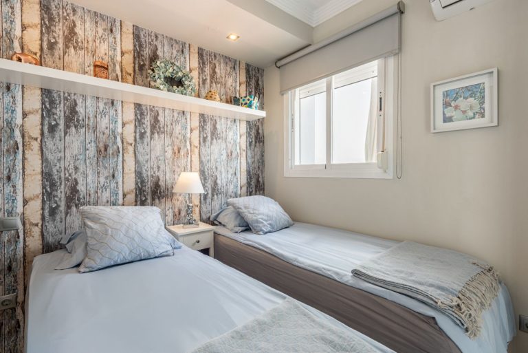 53fa8ef3af646d317f0e6ecaf4564c05 - 13