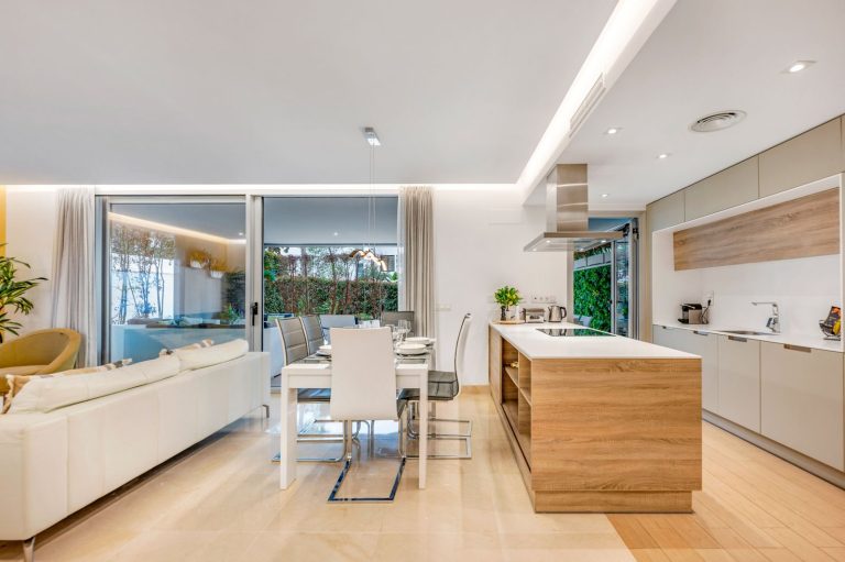 57ea6b0bd8d24fe83880b1815576301a - 4