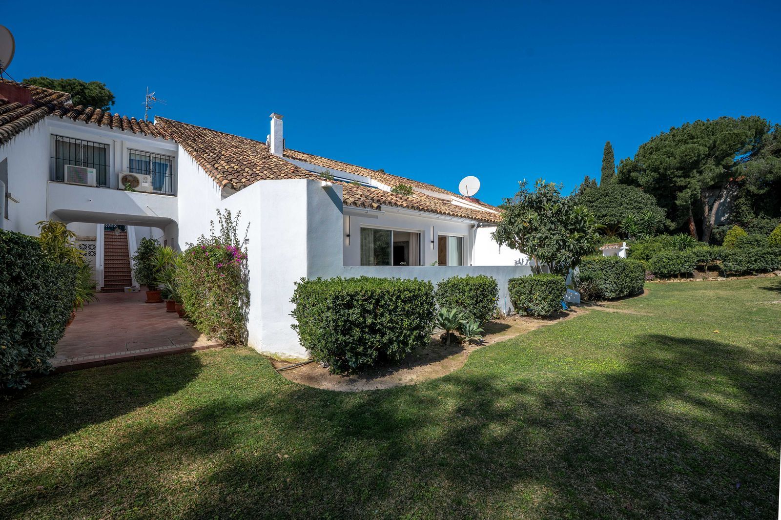 58e16dc65fee1f9278652e7b780f76a0 - 1