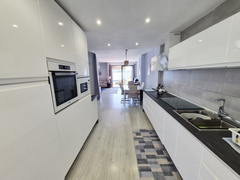 5e6b0a4ce7f19950a3f3af6f82f0f810 - 3