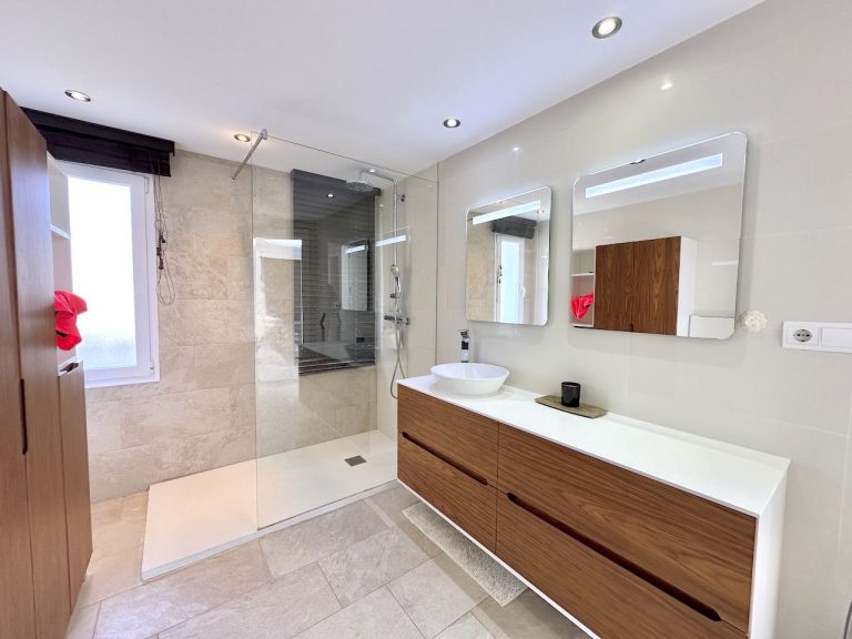 8a5719d86645ba5b61a6ec4535e1cf2c - 15