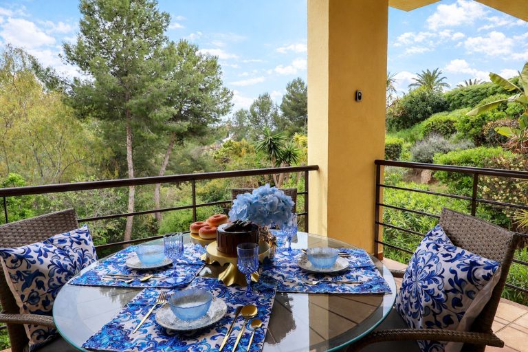 93e2d850a73b858e0ff518abed01063f - 1