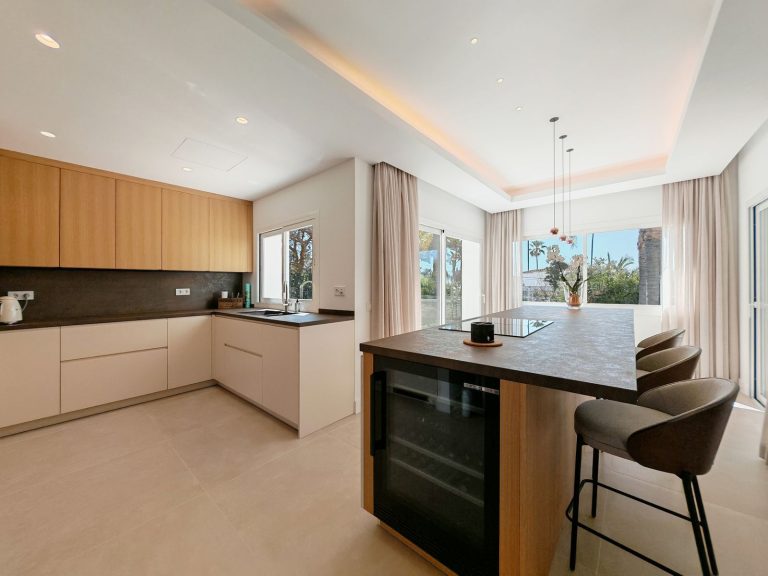 950c8d8241eee8e4027df356600a0c01 - 8