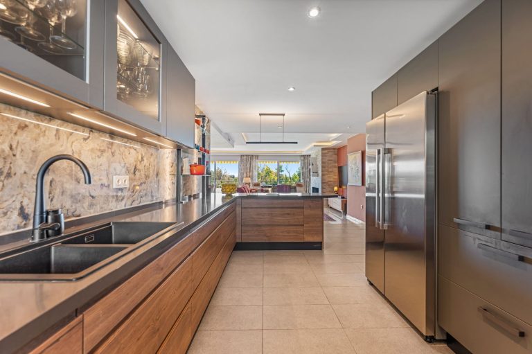 9def8e00d2f6c45da0243f4977acd22f - 8