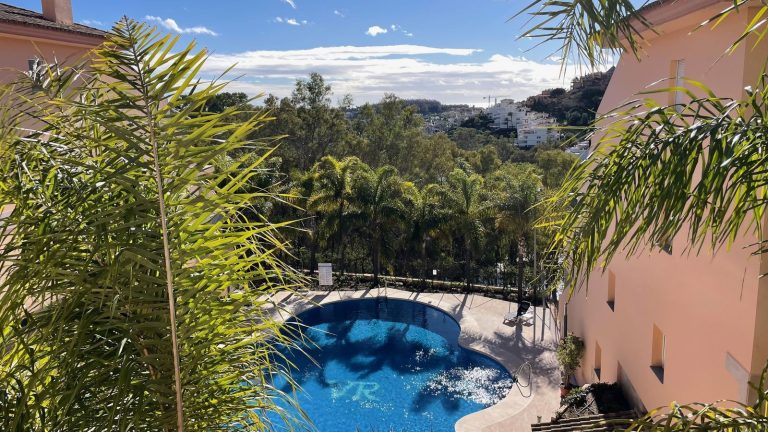 a9fa28b0642a3fe90e6ffbf4e99f06d3 - 1