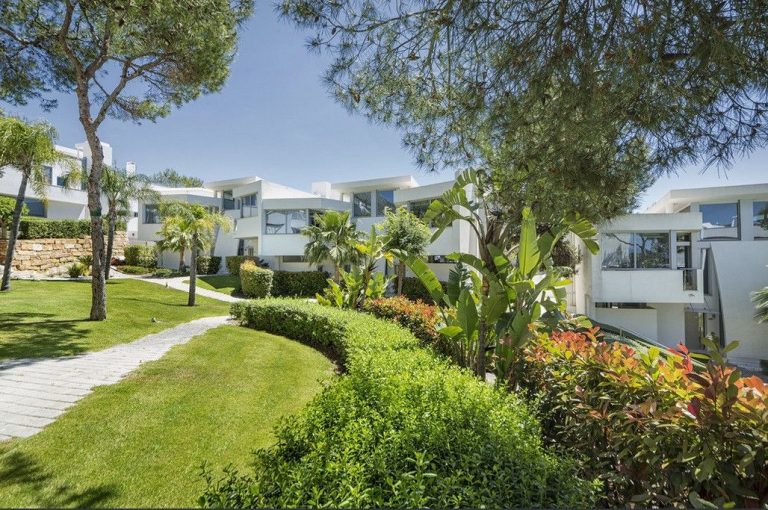 ab98a74fba60a4d441993abc7d5b94cc - 1