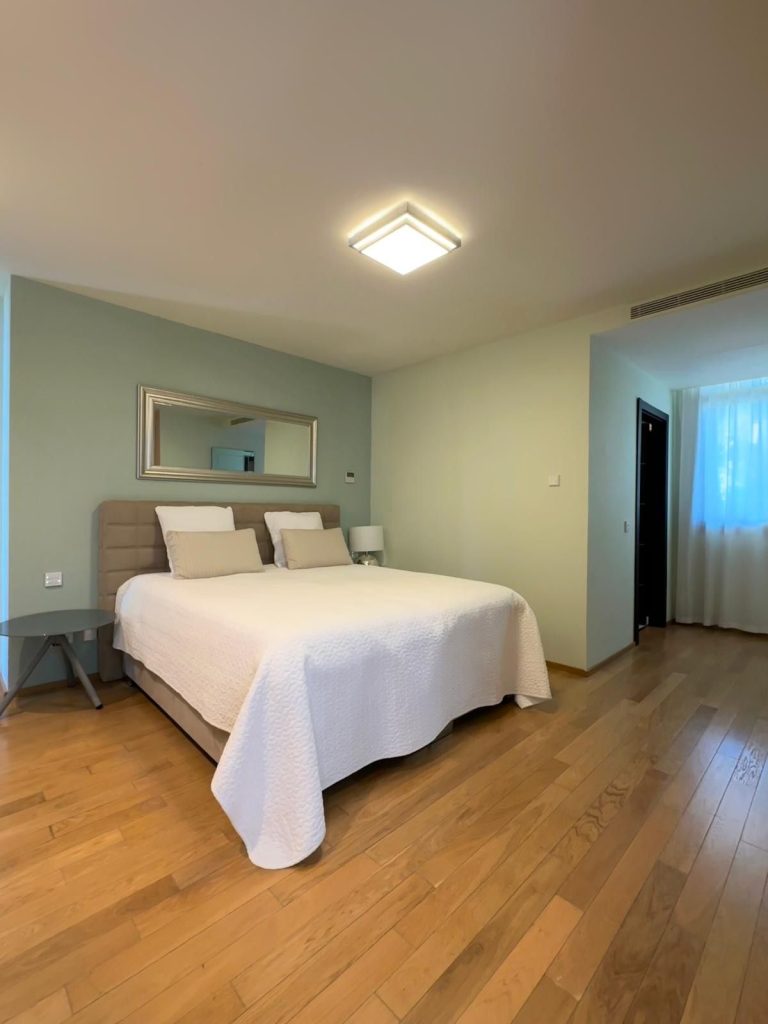 ab98a74fba60a4d441993abc7d5b94cc - 12