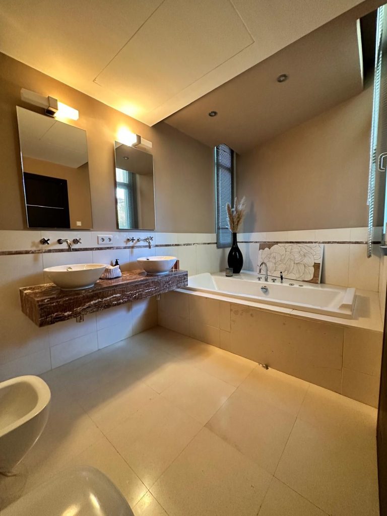 ab98a74fba60a4d441993abc7d5b94cc - 14