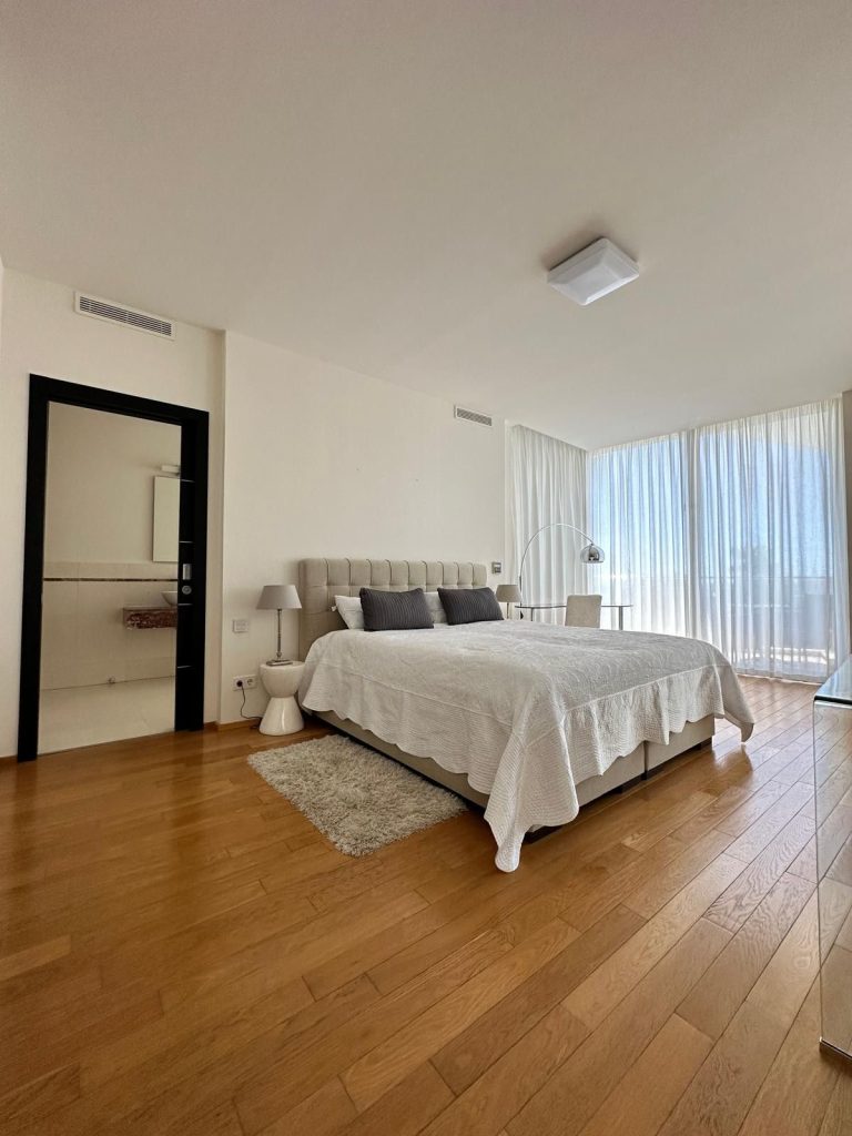 ab98a74fba60a4d441993abc7d5b94cc - 16