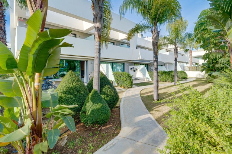 ac11cceb9af1155e90035bd9cfccdbf7 - 12