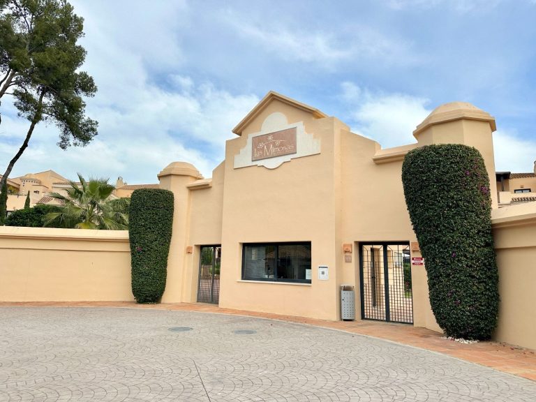 b3aed80bcb2e7a11b69f9d10655b0d83 - 1