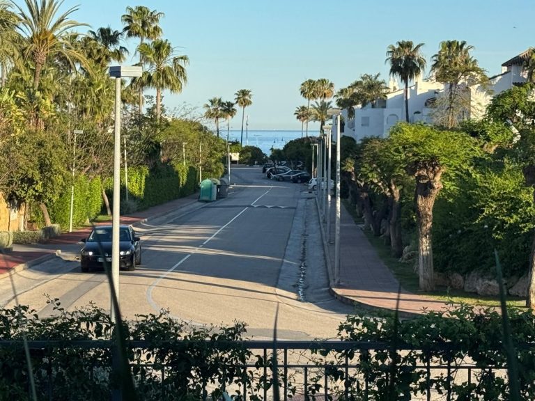 b4f06502edf1a474628d4ccef5b38767 - 1