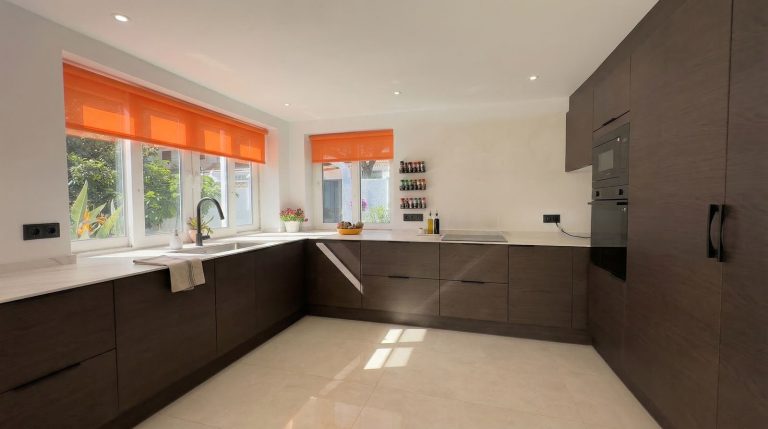 beee1da0f864048d9eb193d887a87370 - 13