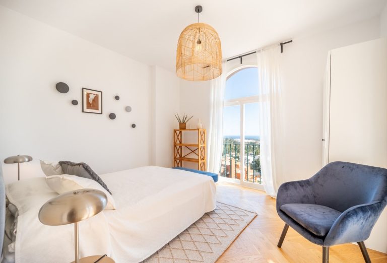 c89b3a2c9dbdbe454bd6a143e3cfe20e - 12