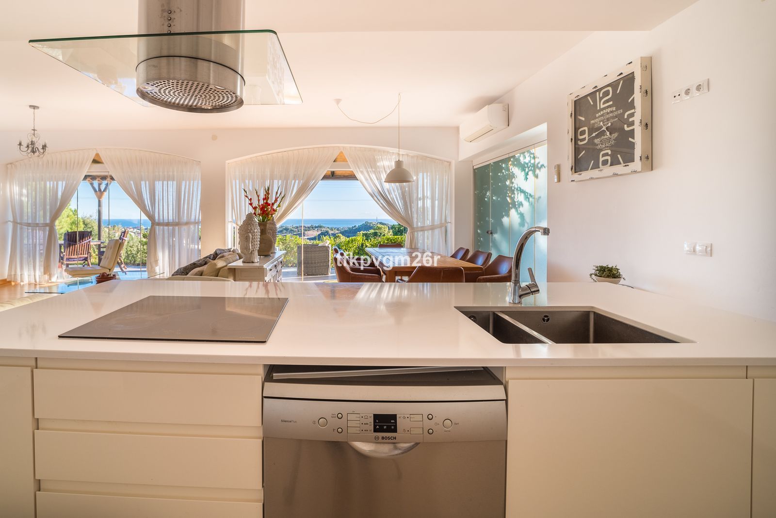 d18a4297afe284f35a64ce111beca700 - 1