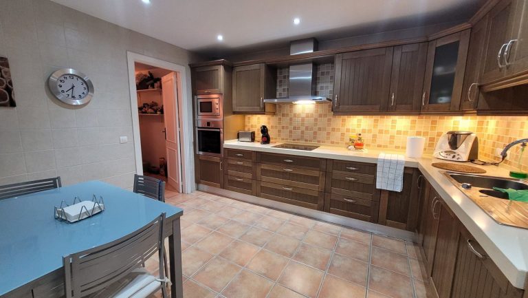 d437207328137aeec4c38663d66200e9 - 10