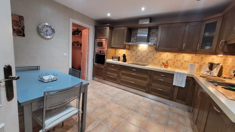 d437207328137aeec4c38663d66200e9 - 11