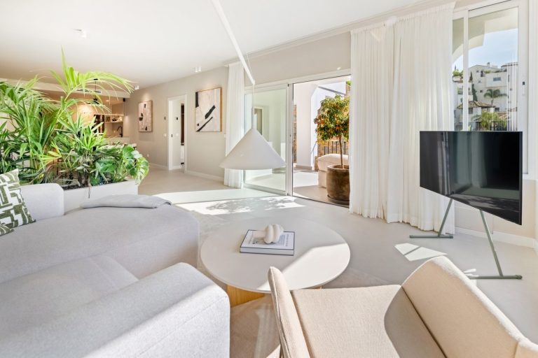 d4e2cf7123b5fbcbc9823fc0fae1a8fd - 1