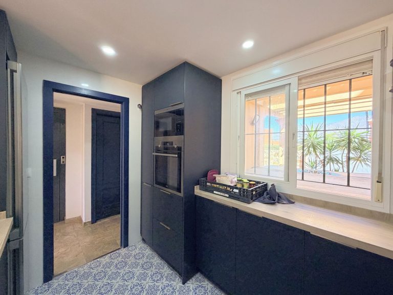 dc817c6bfd10fbc14181b4b1ebebe592 - 13