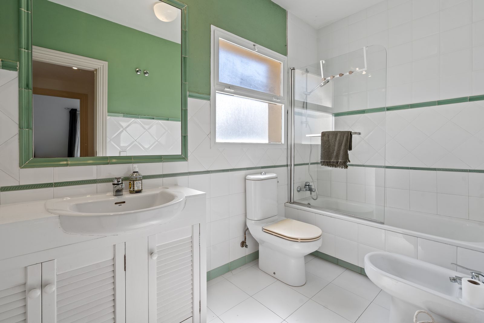 e5efd9392c0e5a76ba7a9c4185673841 - 16