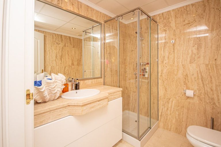 eda07d970a102c302bb3a9de89dd277a - 13