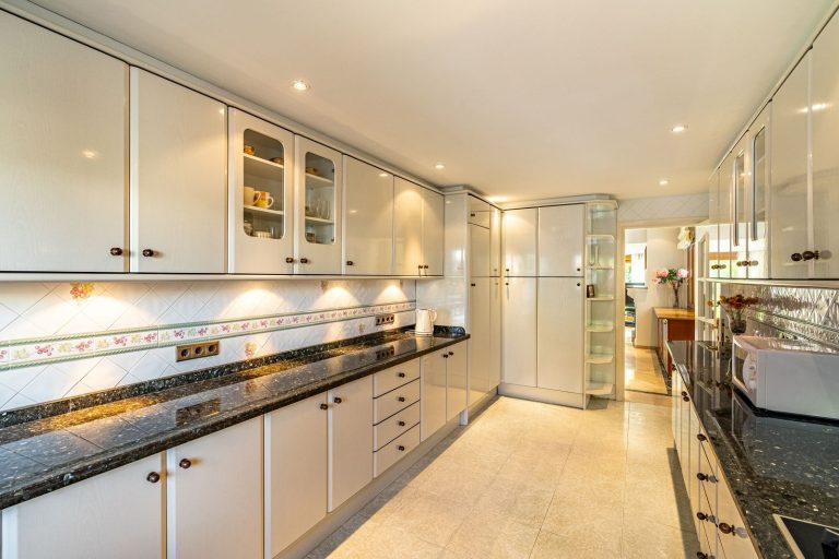 ee89a92a0763c60fd719f3a5bf83a293 - 11