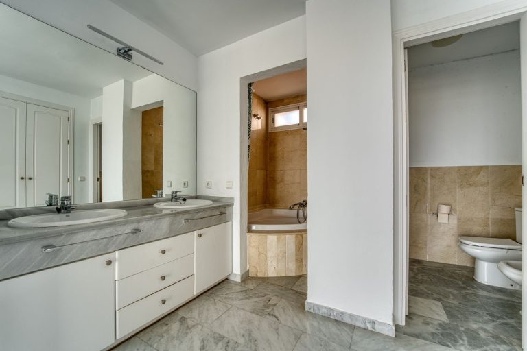 fb5d81c609a487b4d2d471d4b0bffdd9 - 13