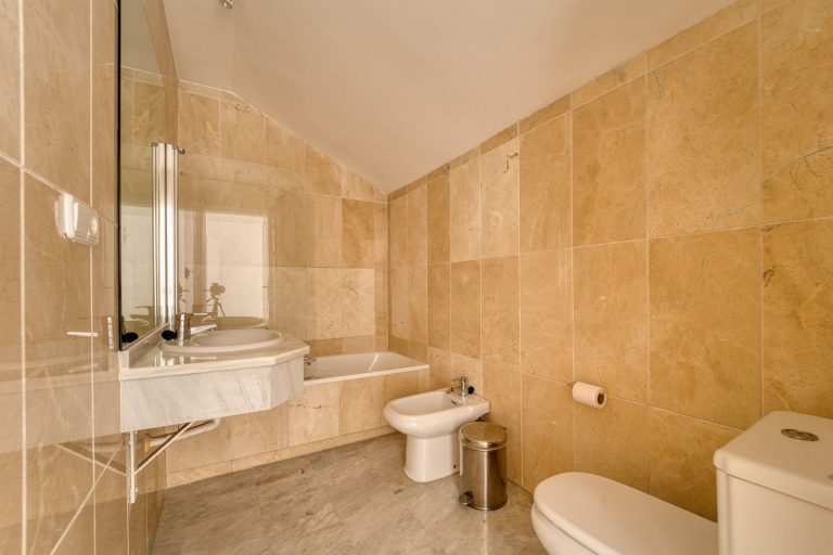 fb5d81c609a487b4d2d471d4b0bffdd9 - 15