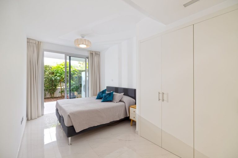 0b1a5e4c1693fc42dccfb9a6c3702498 - 14