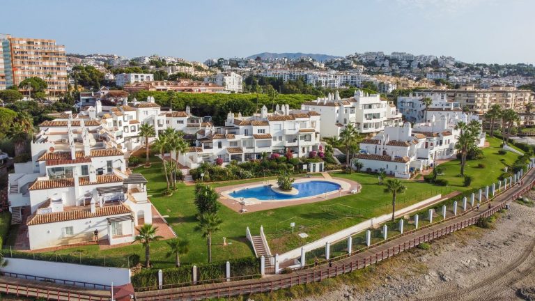 9d22fe75a480d3d9fd9c598446ec5d9c - 1